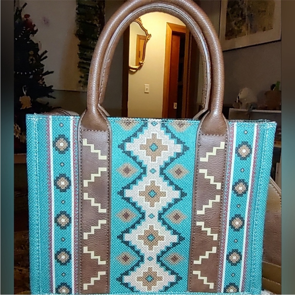 Wrangler Aztec Patterned Tote - Picture 5 of 11